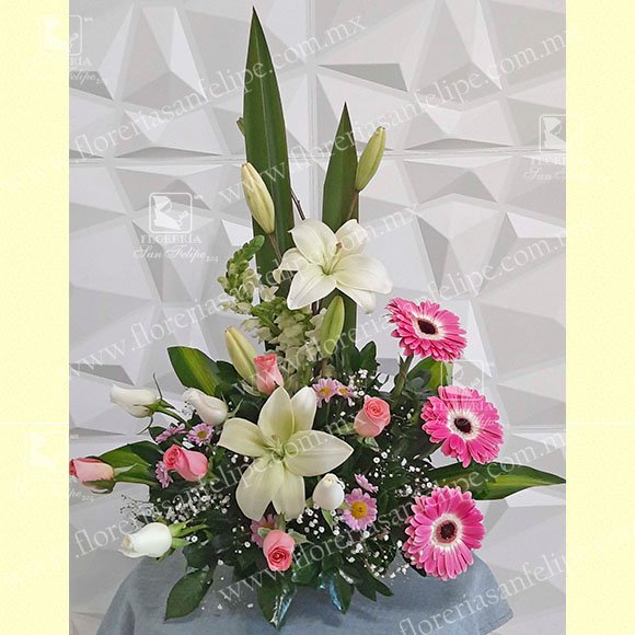 Arreglo Exótico Con Rosas, Gerberas y Lilis